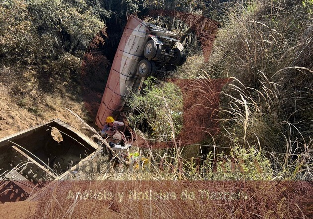 Dos heridos por fuerte accidente en el Arco Norte; tráiler cae a una barranca